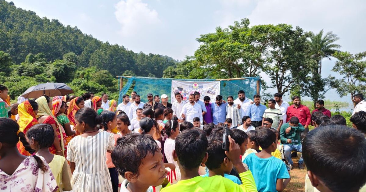 ब्रजपुर गांव में अर्पण परिवार ने बांटी दीपावली की रौनक