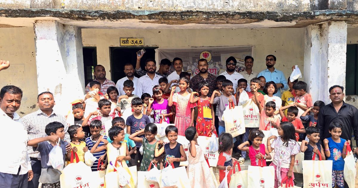 Arpan family spread the joy of Diwali in Chavadbandha of Rajnagar.