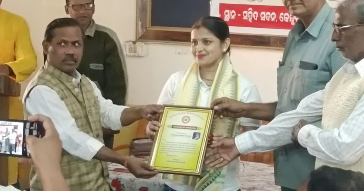 केंदुझर सेवा संगम” की सभा में बड़बिल की समाजसेवी डॉ. संजुक्ता आचार्या सम्मानित