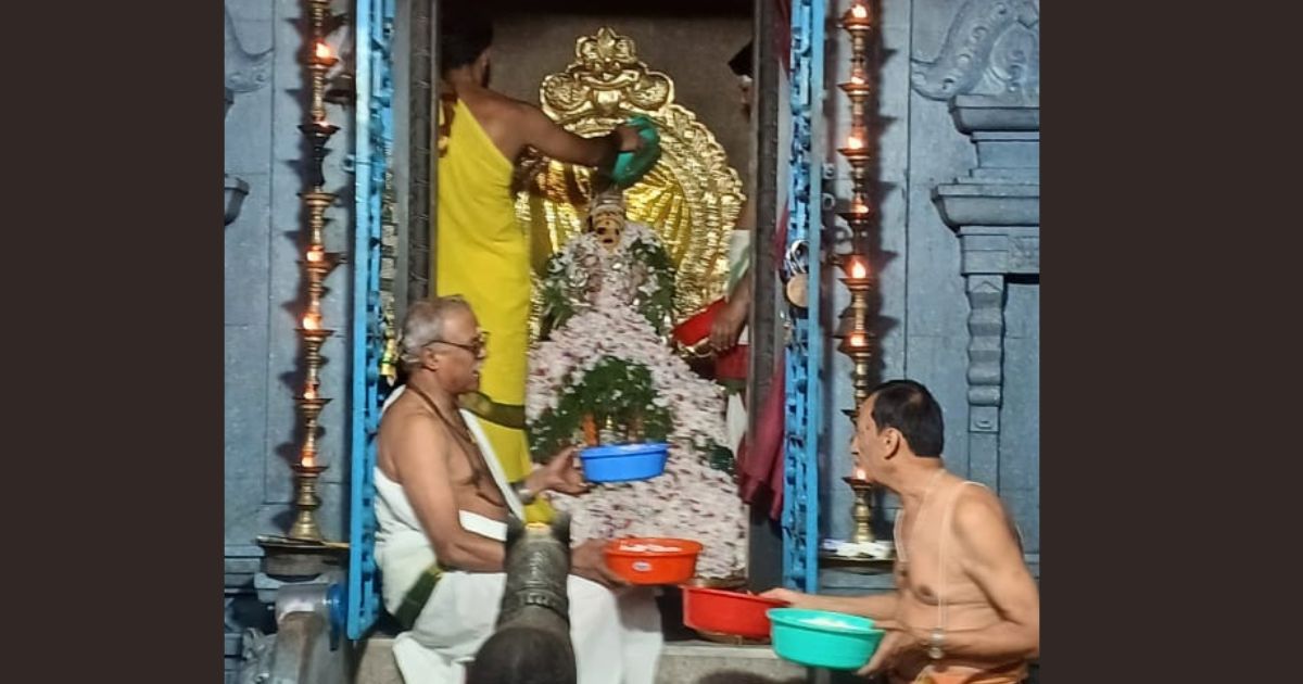 जमशेदपुर की रात… और एक्सएलआरआई का फुटबॉल ग्राउंड बना म्यूज़िकल ज्वालामुखी! जैसे ही सुनिधि चौहान ने स्टेज संभाला—पूरा शहर मानो थिरकने लगा! जमशेदपुर स्थित एक्सएलआरआई में एन्सेंबल–वल्हाला 2025 का धमाकेदार समापन रविवार की रात हुआ, जब बॉलीवुड की पावरहाउस सिंगर सुनिधि चौहान ने अपने सुपरहिट गानों से पूरा माहौल हिला दिया। फुटबॉल ग्राउंड में उमड़ी करीब 12 हजार युवाओं की भीड़ सुनिधि के स्टेज पर आते ही झूम उठी। एक के बाद एक हिट सॉन्ग—और हर बीट पर दर्शकों का शोर गूंजता रहा। तीन दिन चले इस भव्य फेस्ट में देश के 45 बी-स्कूलों के छात्रों ने भाग लिया। 60 प्रतियोगिताओं में विद्यार्थियों ने मैनेजमेंट स्किल्स से लेकर क्रिएटिविटी तक, हर क्षेत्र में अपनी प्रतिभा का जबरदस्त प्रदर्शन किया। आयोजकों के मुताबिक, इस फेस्ट का मकसद देशभर के मैनेजमेंट स्टूडेंट्स को एक ही मंच पर लाकर सांस्कृतिक, खेल और नेतृत्व क्षमता को आगे बढ़ाना है। बिष्टुपुर धर्म सास्था मंदिर में 41 दिवसीय मंडला पूजा हवन