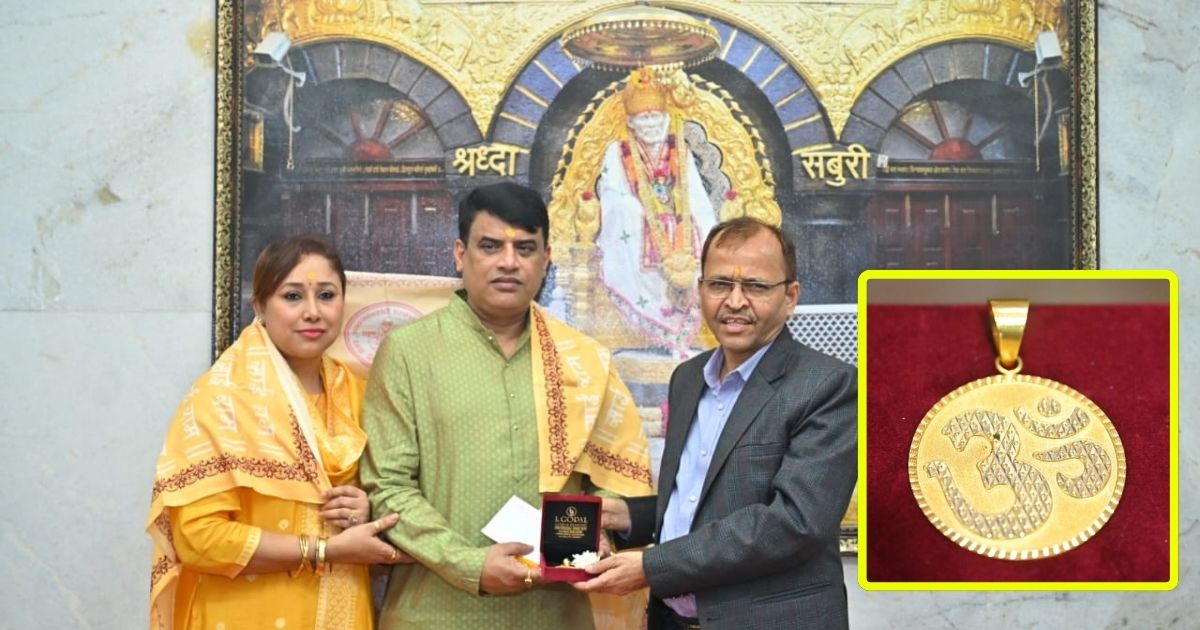 Devotees offered attractive gold medals at the feet of Sri Sai.