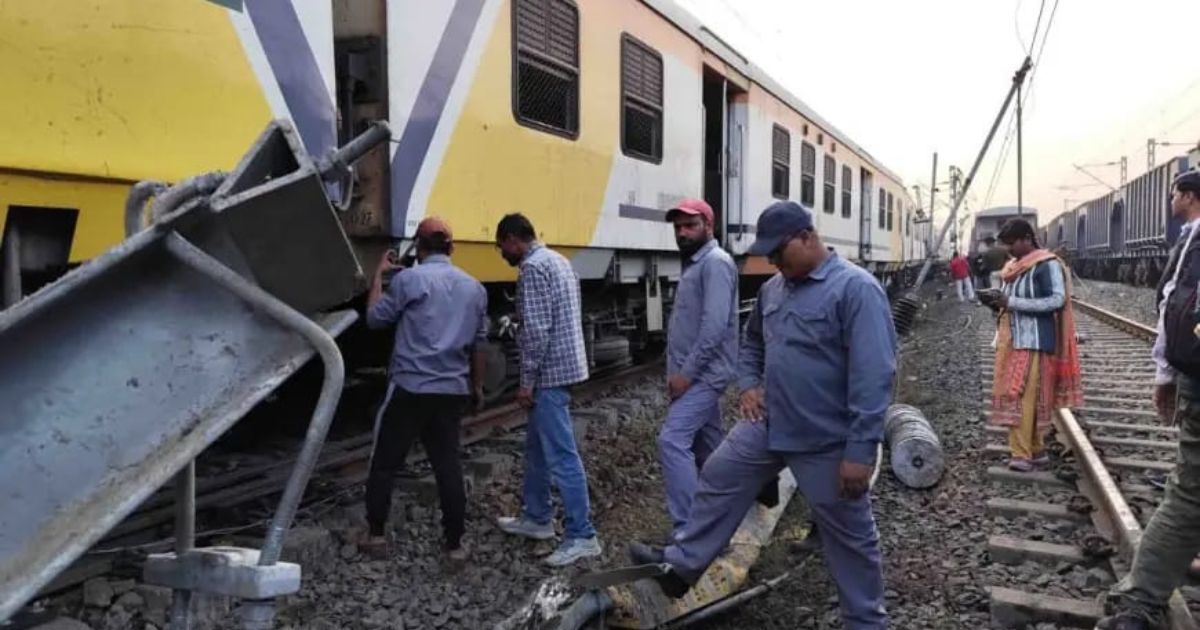 Rampurhat-Jasidih passenger train derails at Dumka station