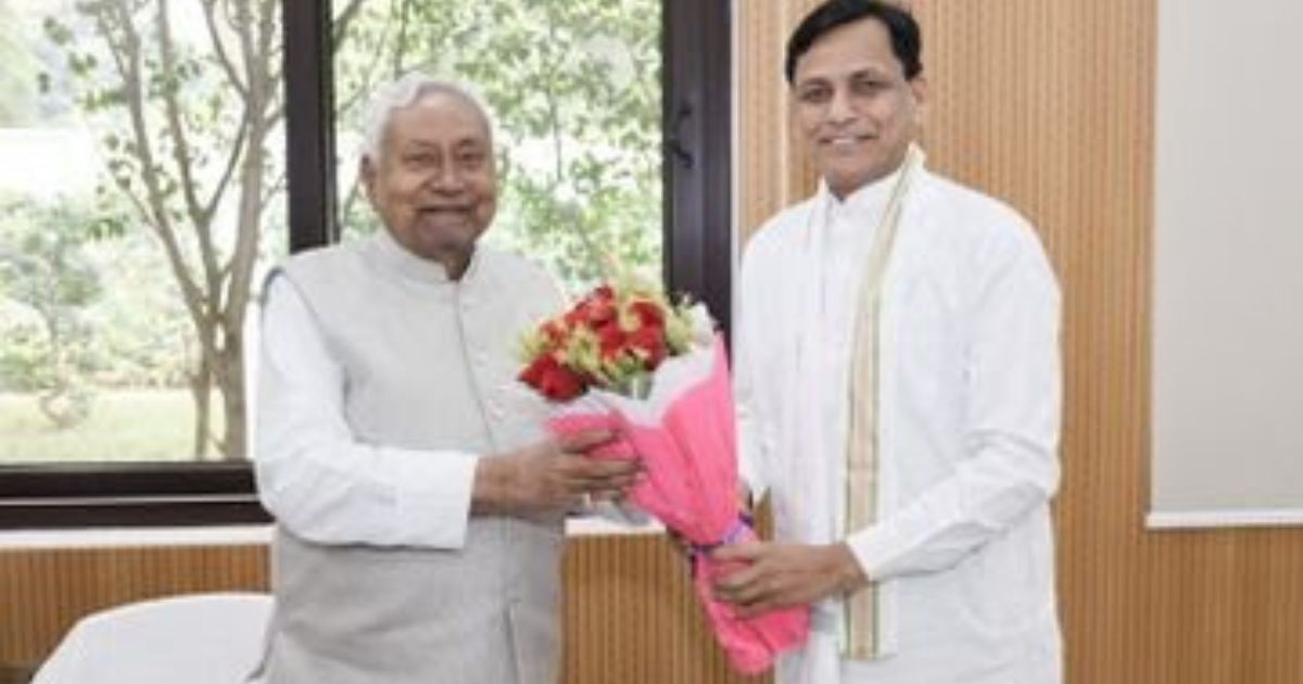 नीतीश से मिलने के बाद कुशवाहा, विजय सिन्हा दिल्ली रवाना:कल विधायक दल की बैठक