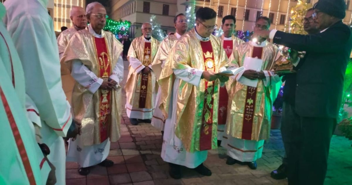 प्रभु यीशु मसीह के आगमन पर गुलजार रहे चर्च