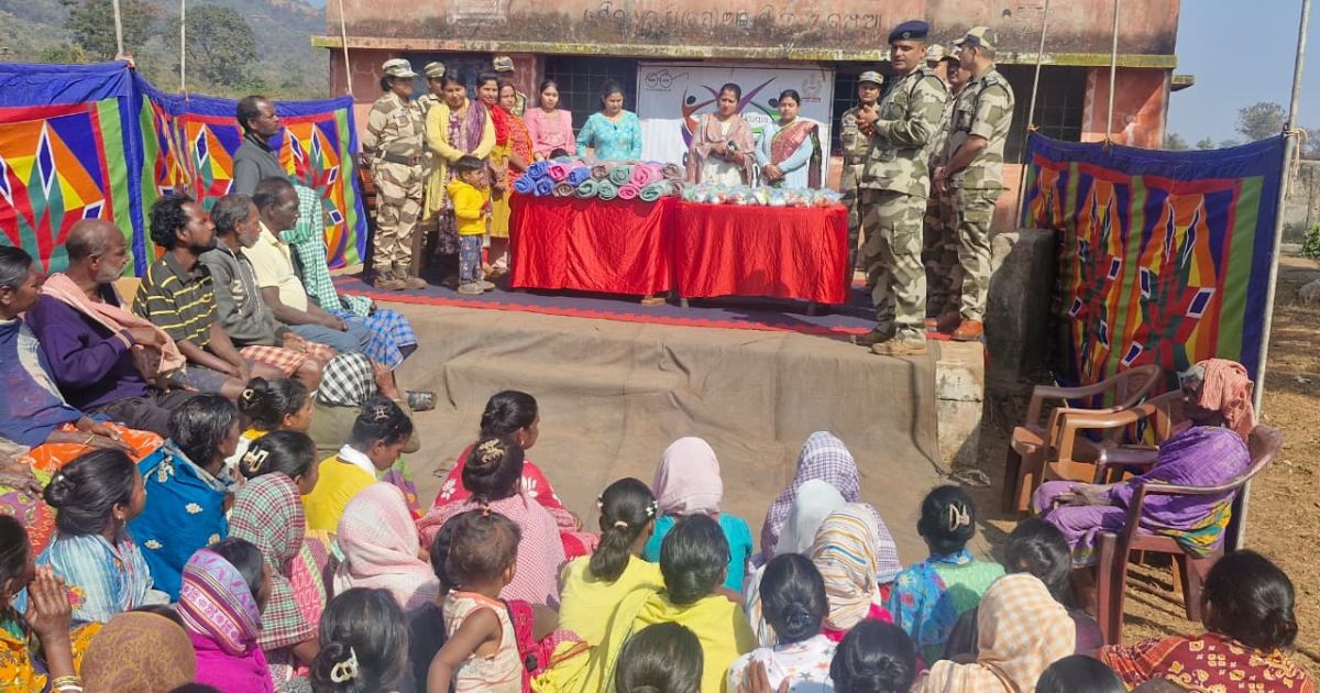 (CISF) बोलानी यूनिट द्वारा ग्रामीण क्षेत्रों में कंबल एवं बिस्कुट पैकेट का वितरण