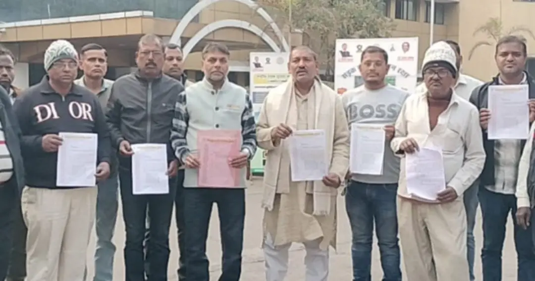 PDS shopkeepers demonstrated in front of the Deputy Commissioner office