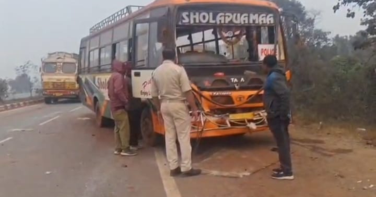 राष्ट्रीय राजमार्ग 520 के मुख्य सड़को पर बस ट्रक