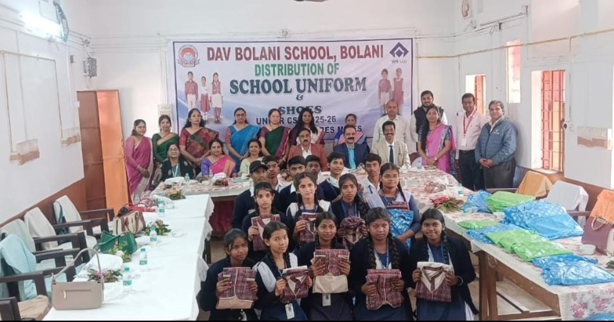 डी ए भी विद्यालय बोलानी मे विद्यार्थियों के बीच स्कूल ड्रेस वितरत की गई