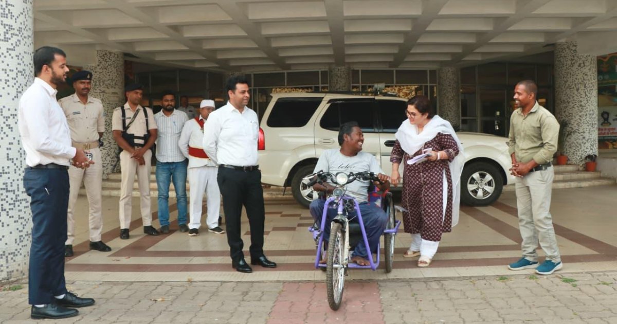 उपायुक्त चंदन कुमार ने दिव्यांग लाभुक