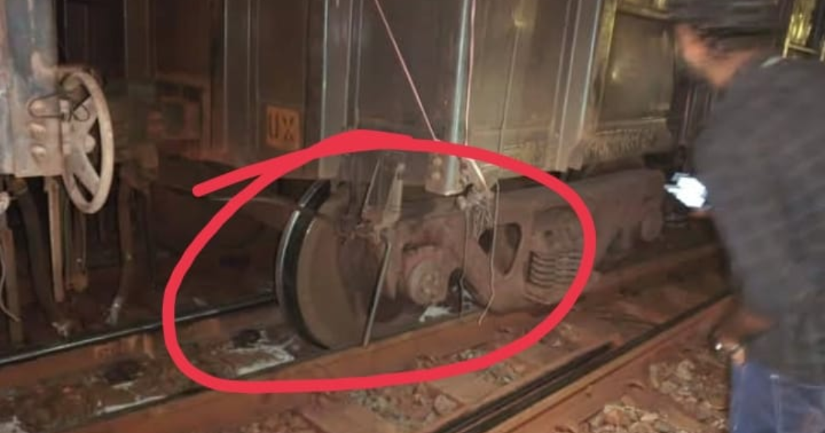 चक्रधरपुर रेलमंडल मे पुनः रेल हादसा'-बड़ा जामदा के पास मालगाड़ी के दो डब्बे पटरी से उतरे।