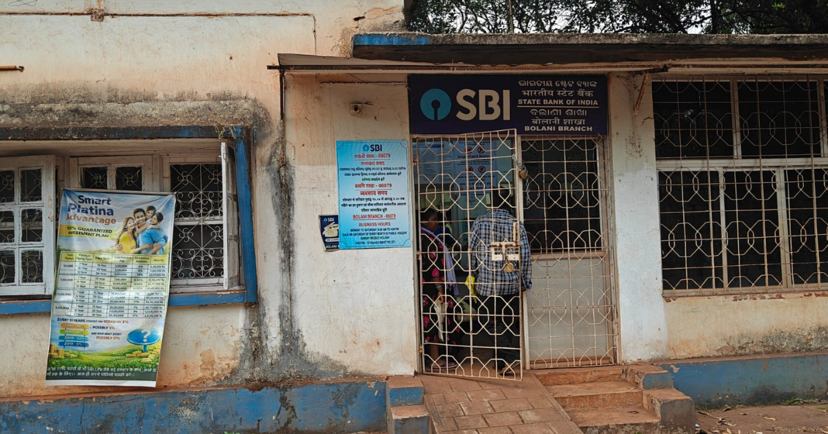 तीनदिवसीय अवकाश के बाद खुलते ही एसबीआई बोलानी मे लिंक फेल रहने से बैंक ग्राहक होते रहे परेशान