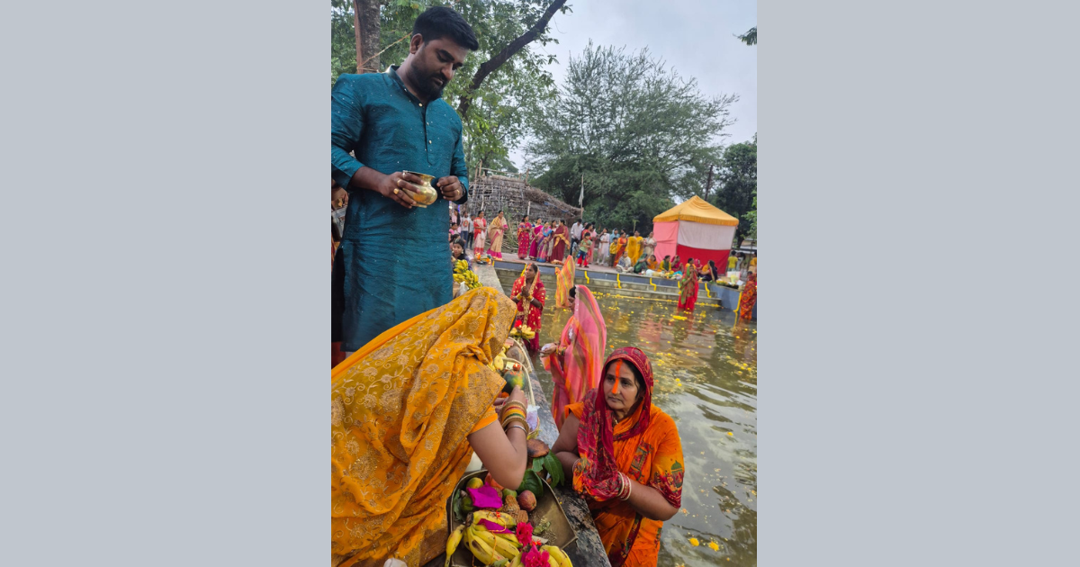 दर्जनों चैती छठव्रतियों ने श्री लक्ष्मीनारायण मंदिर परिसर में दिया अर्घ्य