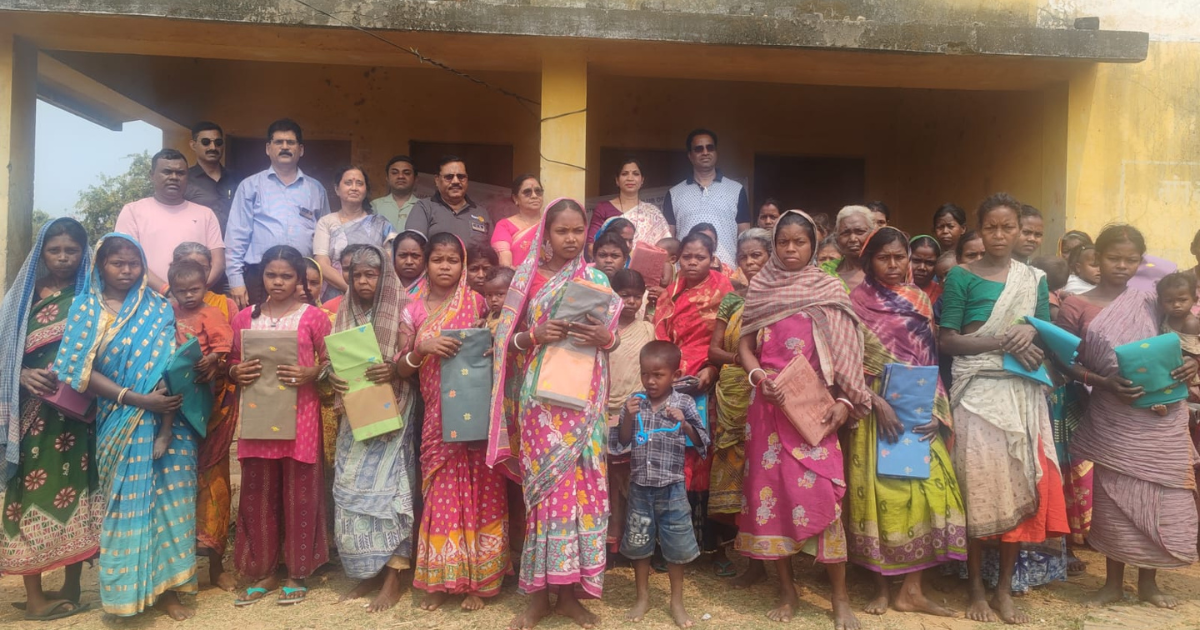 महिला दिवस पर गलूडीह के पास गांव में साड़ी वितरण,