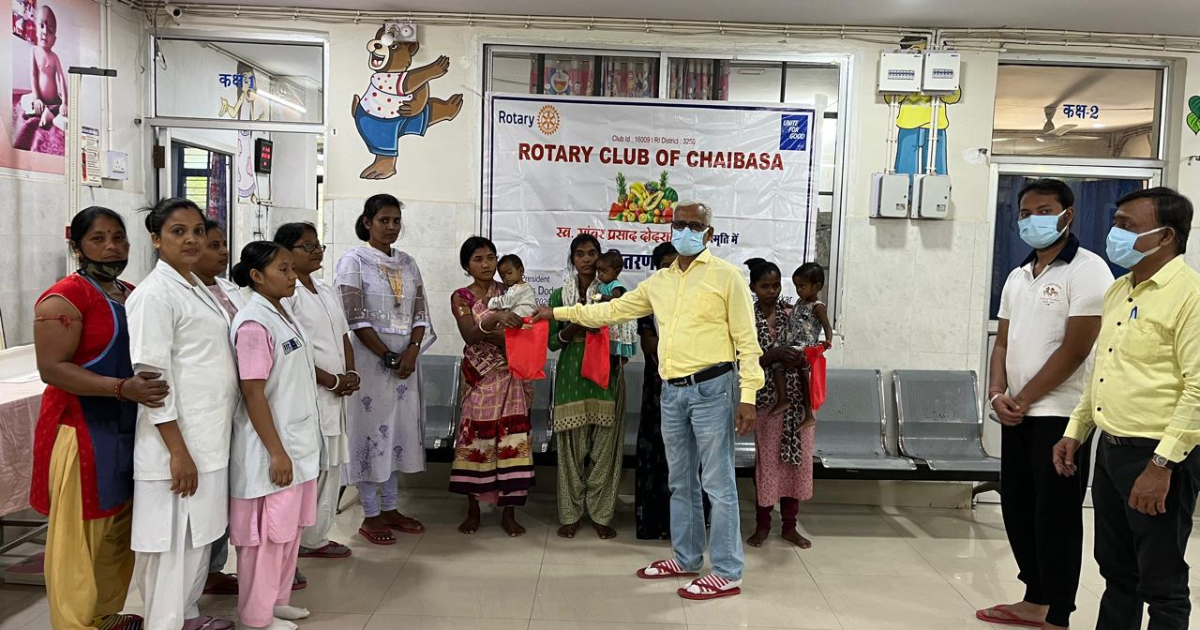 रोटरी क्लब चाईबासा ने सदर अस्पताल में मरीजों के बीच बांटे फल, मानव सेवा का दिया संदेश