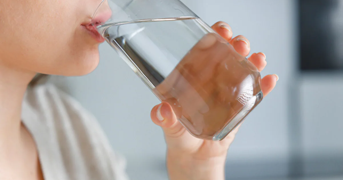 सुबह पानी पीने से क्या सच में पेट साफ होता है जानिए सच्चाई