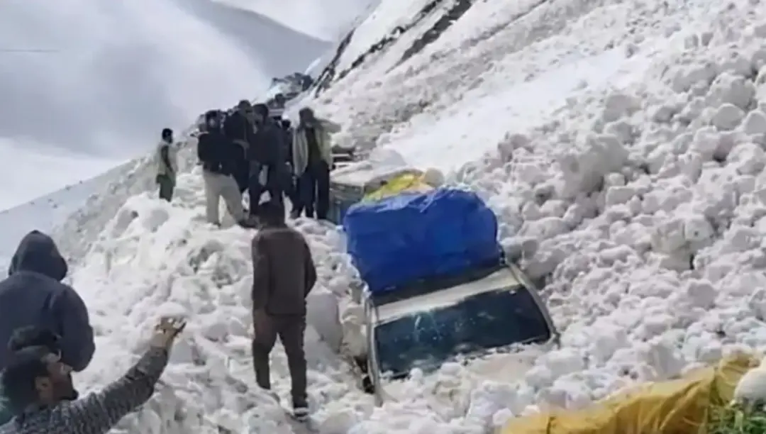 Avalanche wreaks havoc at Zojila Pass