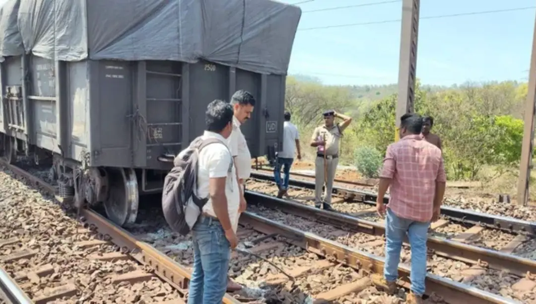 Goods train accident near Murga Mahadev station मुर्गा