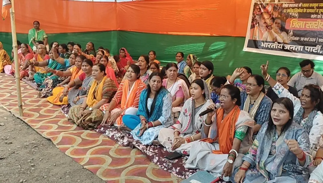 Women in streets to get justice for their daughter जमशेदपुर