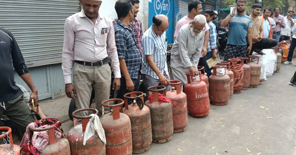 युद्ध की खबरों के बीच मानगो में गैस बुकिंग के लिए उमड़ी भीड़, एजेंसी के बाहर लगी लंबी कतार