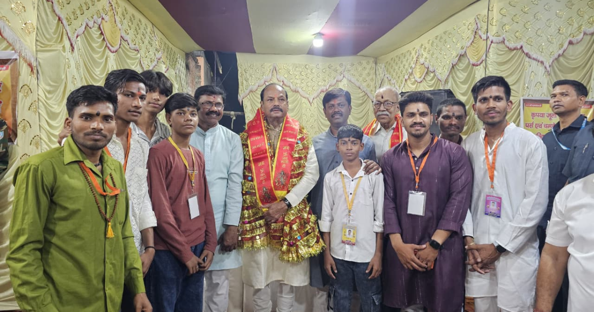 शीतला माता मंदिर टुइलाडुंगरी में पूर्व CM रघुवर दास ने टेका माथा, मां से मांगा आशीर्वाद