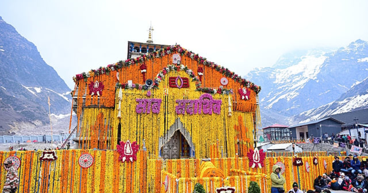 केदारनाथ धाम के खुले कपाटसेना ने हेलिकॉप्टर से बरसाए फूल