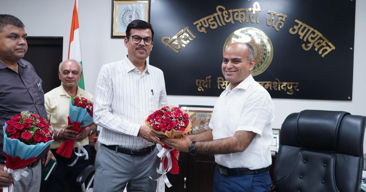 नव पदस्थापित उपायुक्त ने पदभार ग्रहण किया, निवर्तमान उपायुक्त ने पुष्पगुच्छ भेंट कर दी शुभकामनायें