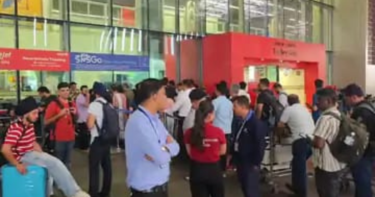 पुणे में एयरफोर्स के विमान की हार्ड लैंडिंग:करीब 11 घंटे बंद रहा रनवे