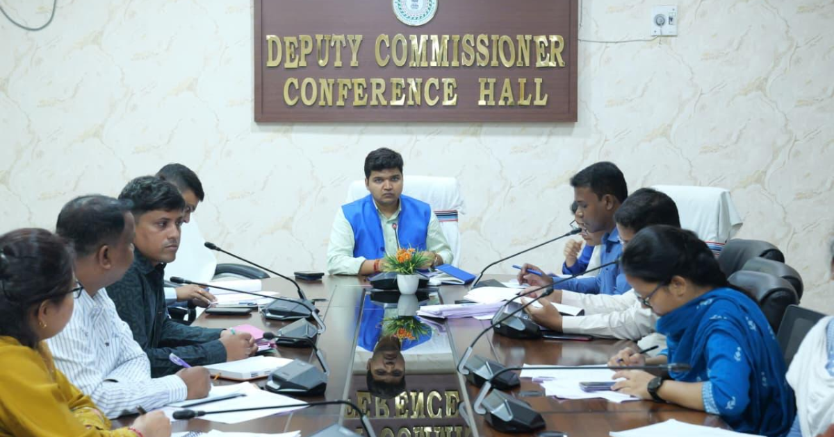 शिक्षा समीक्षा बैठक: 85% उपस्थिति, स्मार्ट क्लास व जागरूकता कार्यक्रम पर DC का जोर