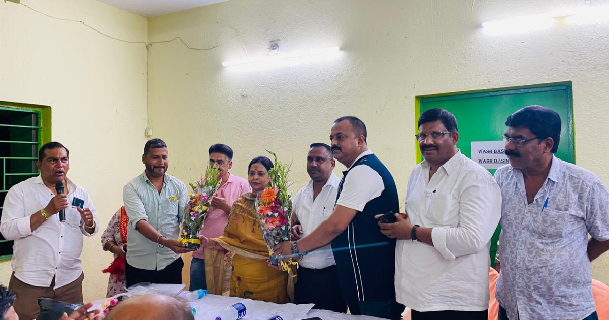 Mango Mayor Election Result प्रचंड जीत के बाद कांग्रेस की समीक्षा बैठक, कार्यकर्ताओं का सम्मान