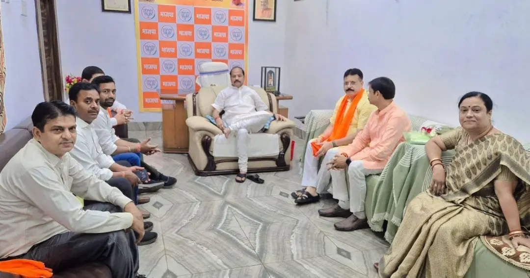 Newly appointed district officials meet senior leader भाजपा