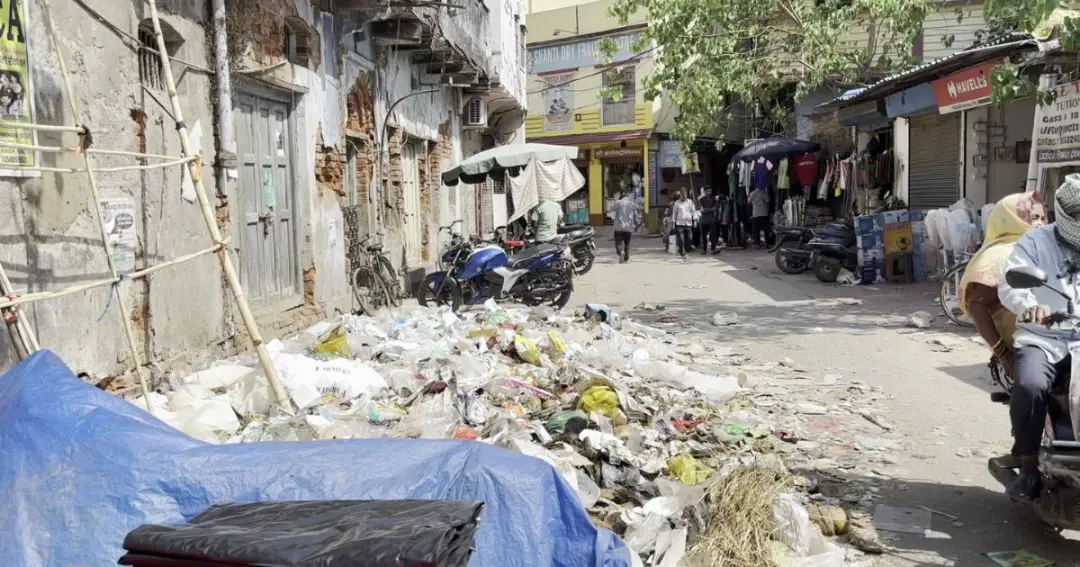 Piles of garbage pile up चक्रधरपुर