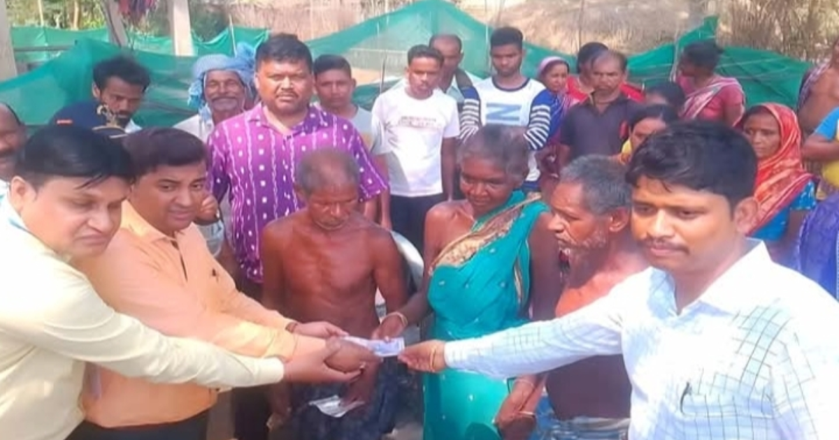 ओडिशा कंकाल कांड-गाँव की चौकट पर खुद चलकर पहुंचा सिस्टम ,बैंक ने घर जाकर सौपे पैसे