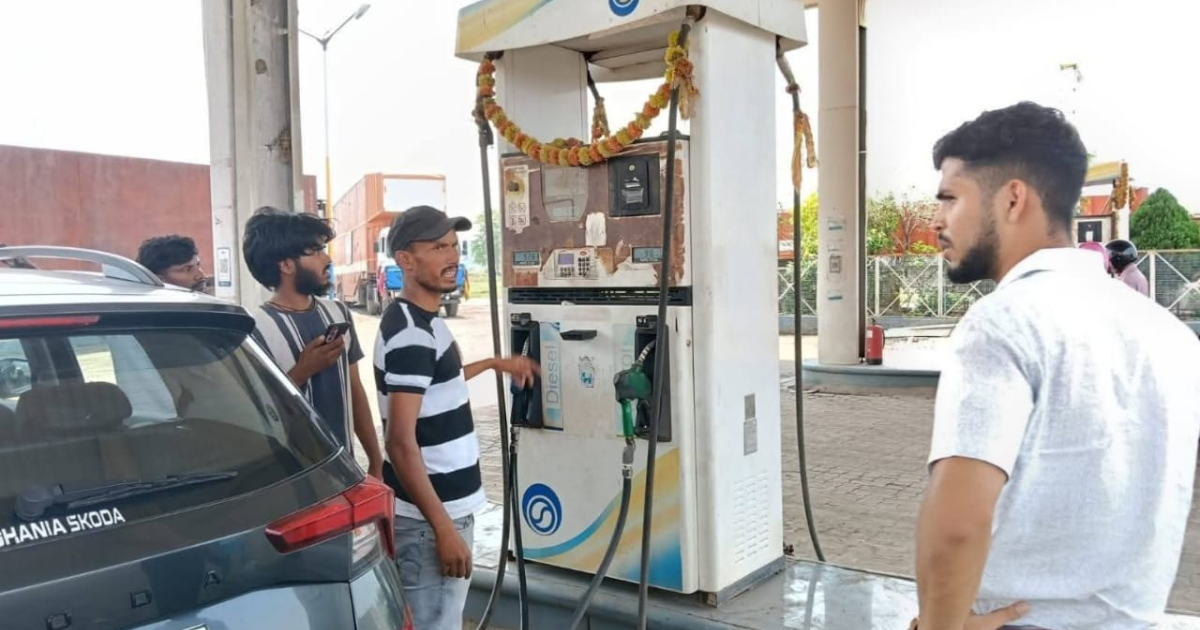 अनुमंडल पदाधिकारी द्वारा पेट्रोल पंपों का औचक निरीक्षण, निर्धारित दर पर ईंधन उपलब्ध कराने के निर्देश