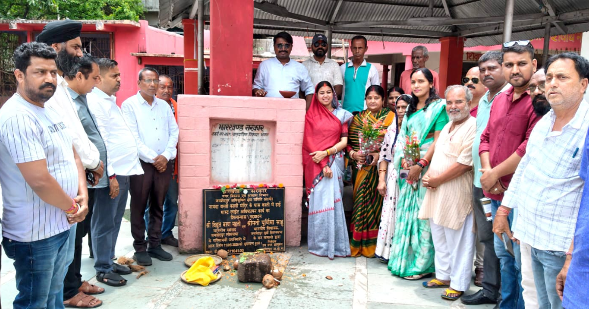 गोलमुरी में हाई मास्ट लाइट परियोजना शुरू, बस्तियां और खेल मैदान अब होंगे रोशन