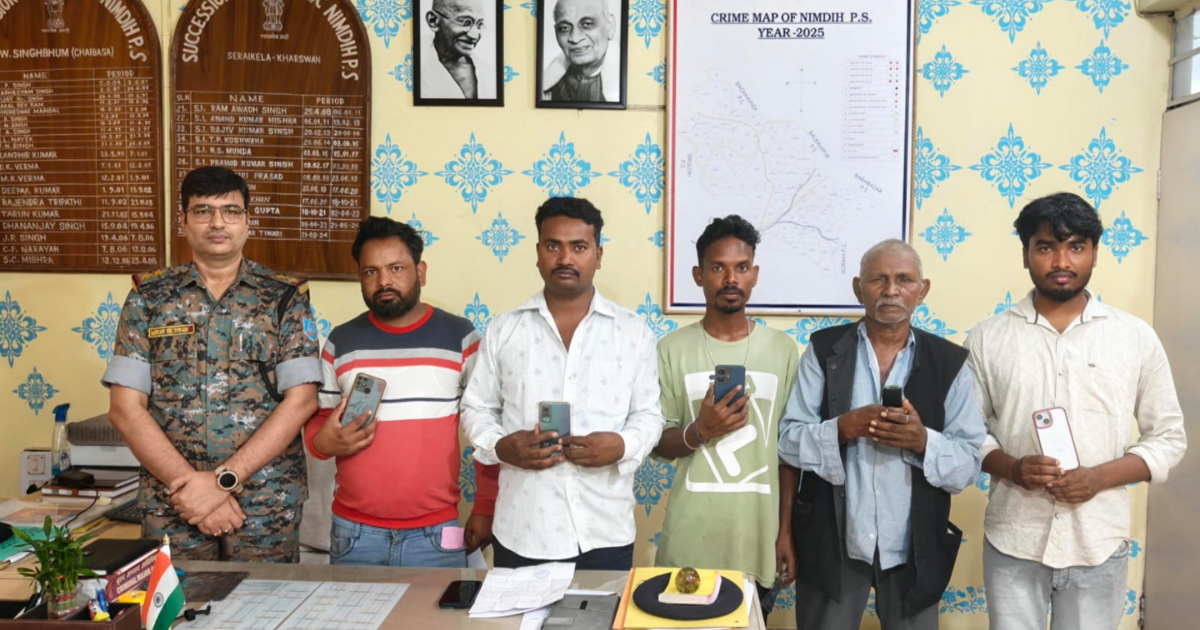 सरायकेला-खरसांवां पुलिस की बड़ी सफलता: Project ‘Device’ के तहत 5 गुम मोबाइल बरामद, मालिकों को लौटाए गए