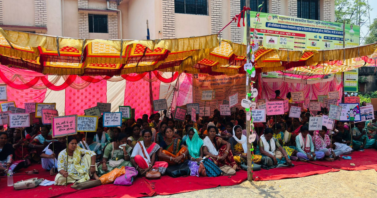 Chakradharpur में बाल अधिकार सुरक्षा मंच का धरना, बेहतर शिक्षा व्यवस्था और शिक्षकों की नियुक्ति की मांग