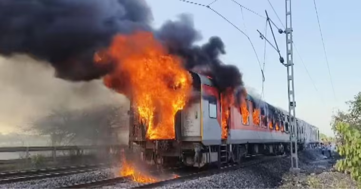 Rajdhani Express Fire : राजधानी एक्सप्रेस के दो कोच में लगी आग, दिल्ली-मुंबई रेल मार्ग प्रभावित