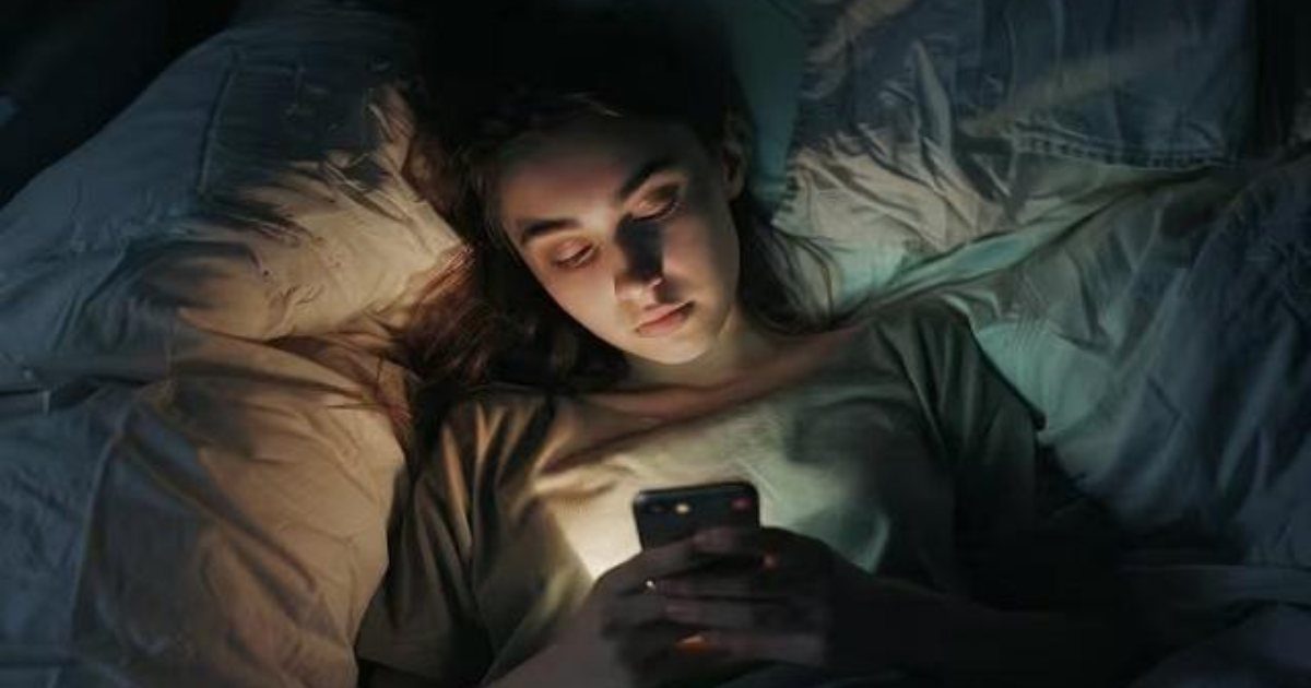 Screen Time और Sleep Cycle: मोबाइल-लैपटॉप कैसे बिगाड़ रहे आपकी नींद? जानिए बेहतर नींद के आसान उपाय