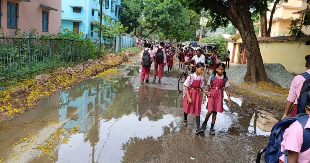 Sewerage leakage in Sonari West Layout causes dirty water on road सोनारी
