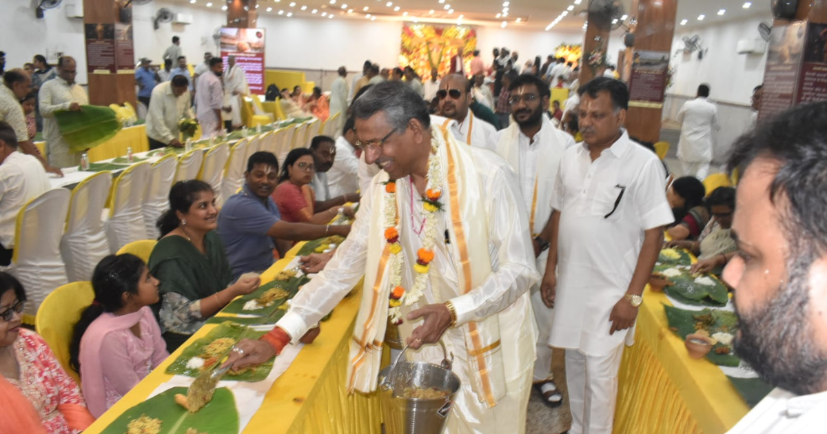 Tirupati Balaji Ann Prasadam: जमशेदपुर के श्री राम मंदिर में 2800 श्रद्धालुओं ने ग्रहण किया पावन प्रसाद