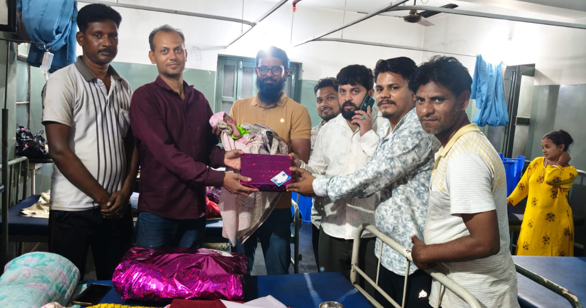 Chakradharpur Humanity Story: समय से पहले जन्मी बच्ची “अबीरा शेख” को मिला नया जीवन, टीम बैरम खान बनी इंसानियत की मिसाल