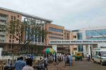 भीषण गर्मी के कारण बढ़े मरीज, एमजीएम अस्पताल फुल; वार्ड के बाहर फर्श और स्ट्रेचर पर हो रहा इलाज