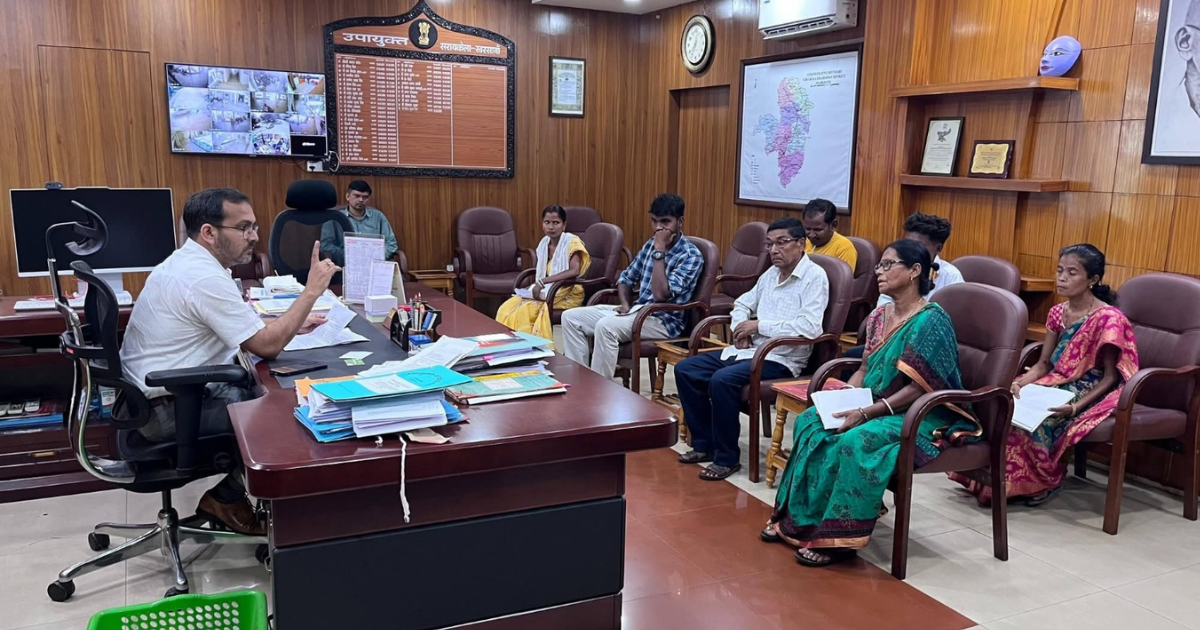 Saraikela Janata Darbar: उपायुक्त ने सुनीं ग्रामीणों की समस्याएं, कई मामलों का मौके पर हुआ समाधान
