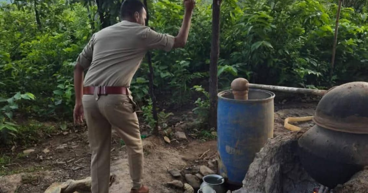 खरसावां में अवैध बालू परिवहन पर प्रशासन की बड़ी कार्रवाई, बालू लदा वाहन जब्त
