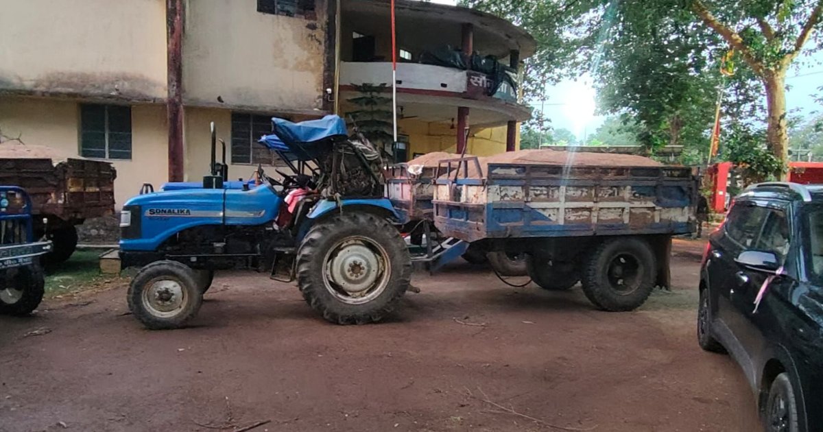 पश्चिमी सिंहभूम में अवैध बालू परिवहन पर बड़ी कार्रवाई, तीन वाहन जब्त