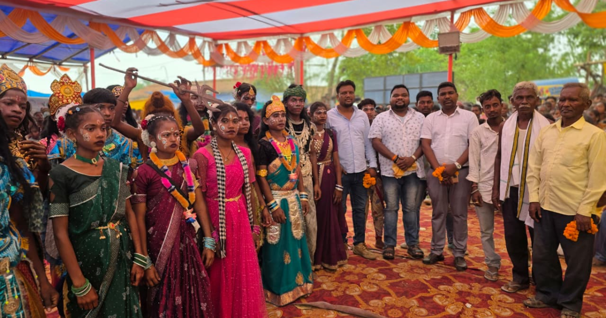 इटोर गांव में दो दिवसीय पारंपरिक छऊ नृत्य सह मेला का भव्य समापन, कलाकारों ने बांधा समां