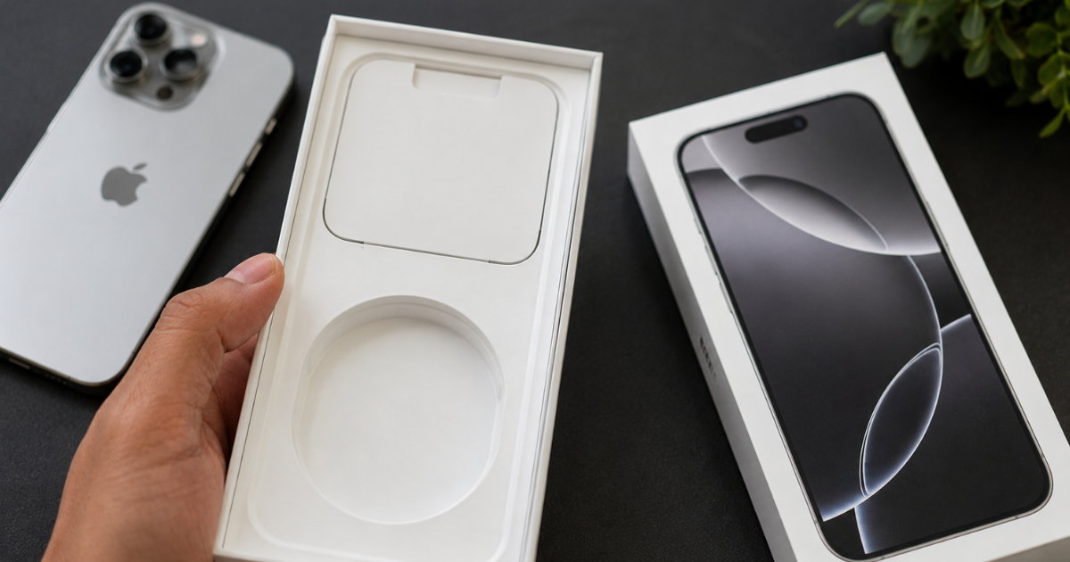 iPhone बॉक्स से Apple Sticker क्यों गायब हो गया? जानिए कंपनी ने क्यों खत्म की 17 साल पुरानी परंपरा