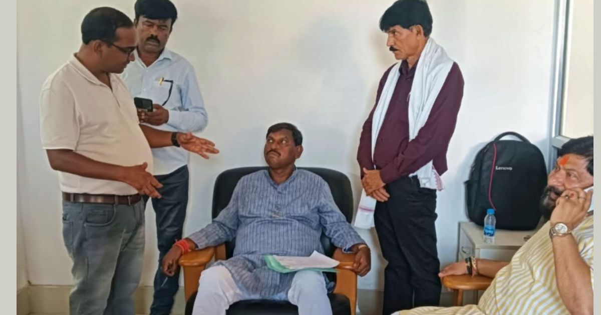 memorandum to Arjun Munda for resolving the passenger problems of Mahalimorup Railway Station