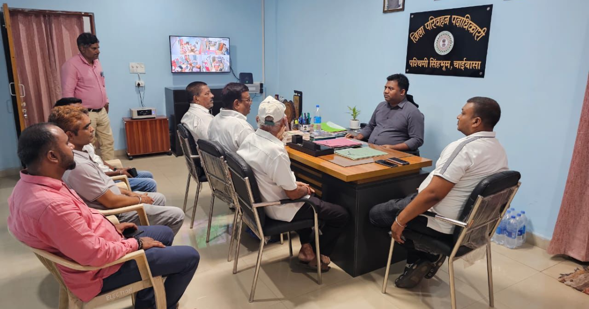 चाईबासा में सघन वाहन जांच अभियान, ओवरलोडिंग करने वाले वाहनों पर कार्रवाई