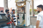 अनुमंडल पदाधिकारी द्वारा पेट्रोल पंपों का औचक निरीक्षण, निर्धारित दर पर ईंधन उपलब्ध कराने के निर्देश